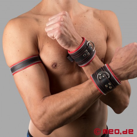 Code Z Oberarmband aus Leder in schwarz/rot