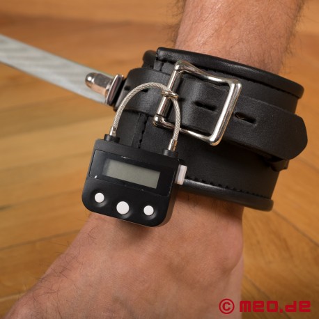 FINAL FANTASY spreader bar with lockable cuffs