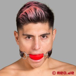 Бондаж за уста в червено - овален кълбовиден гег