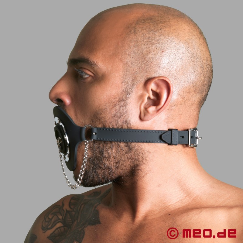 带插头的塞口器 - BDSM 亮点： 佐渡博士