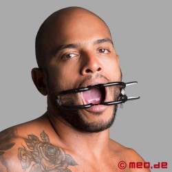 BDSM s ključavnico za usta z ustno zaščito