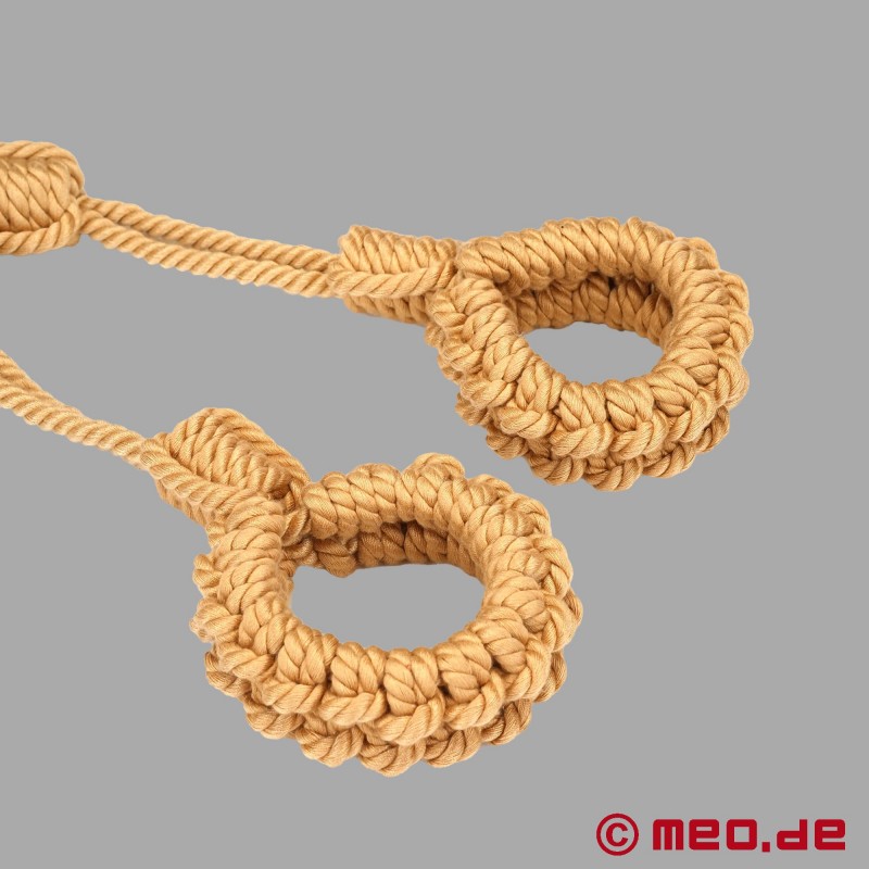 Shibari-rep vid hals och handfängsel