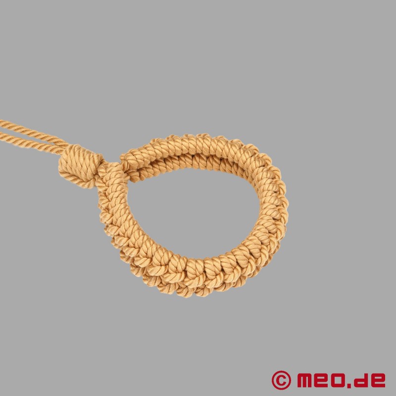 Esposas y cuello con cuerda Shibari