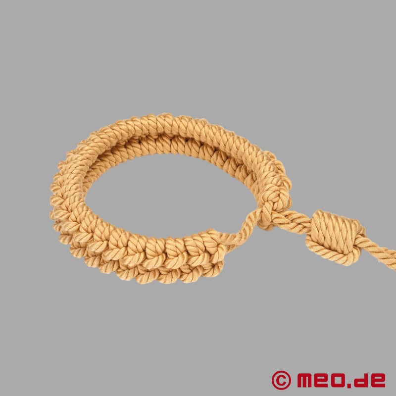 Esposas y cuello con cuerda Shibari