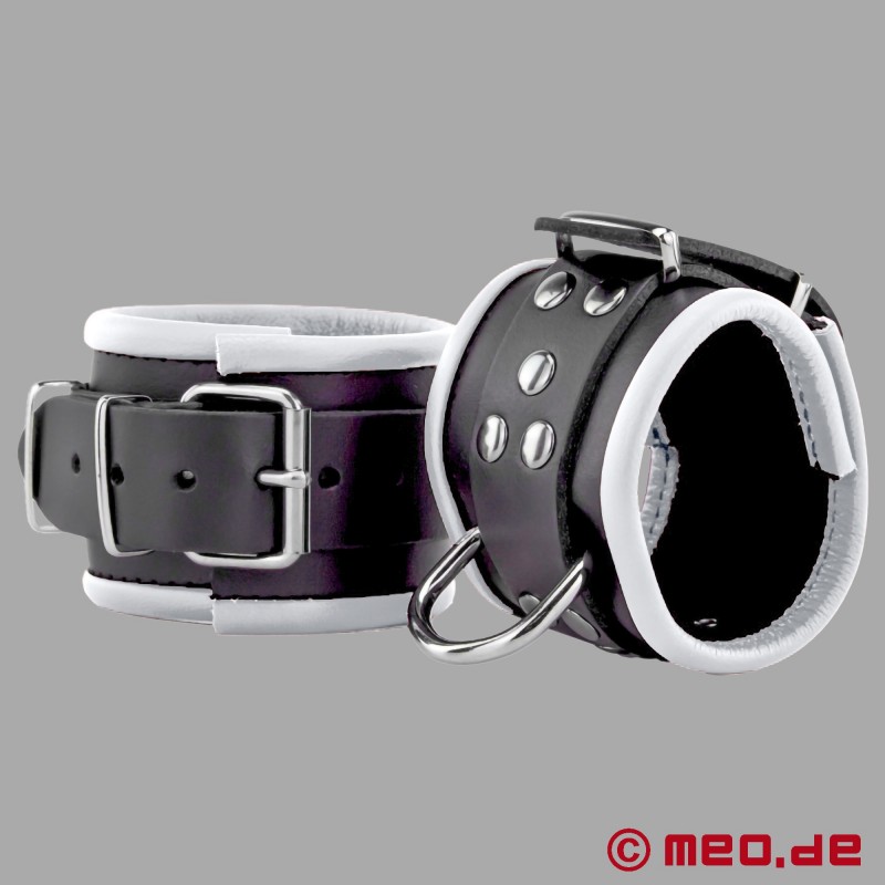 Bondage Leather Handcuffs preto branco