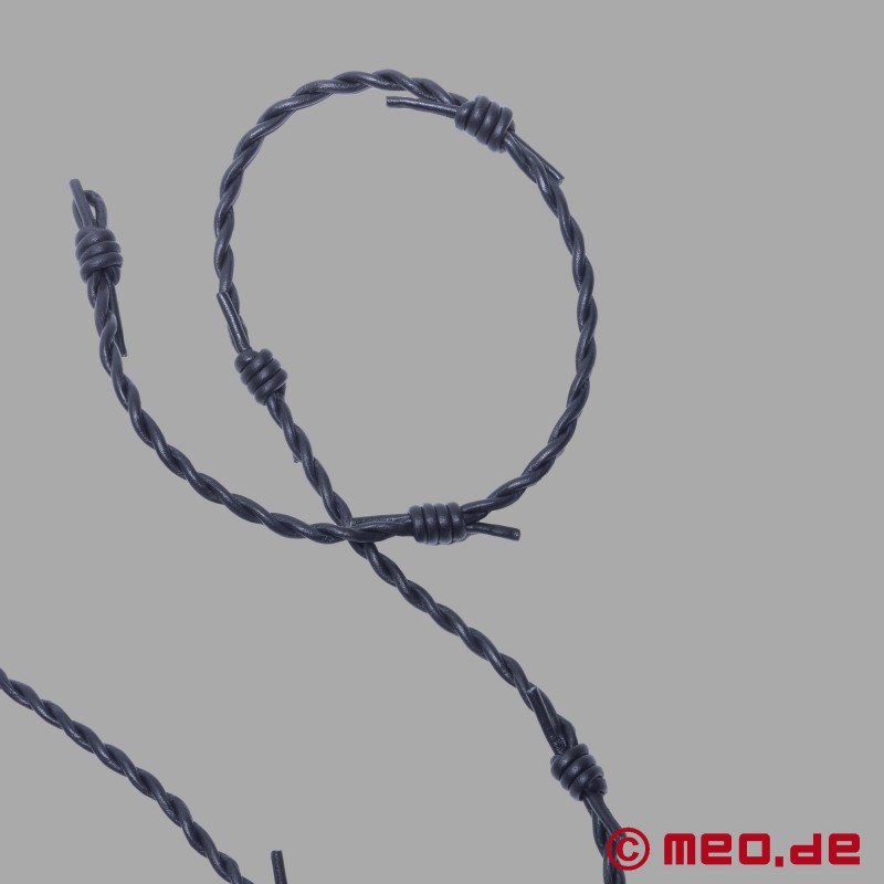 Černý kožený provaz shibari ve vzhledu ostnatého drátu