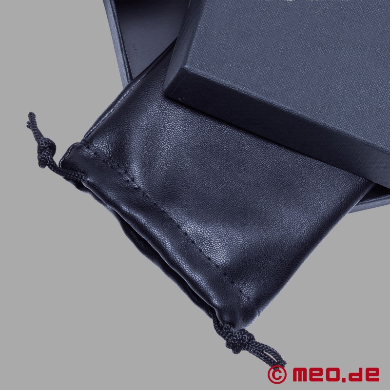 Shibari-bondagereb i sort læder med pigtrådslook