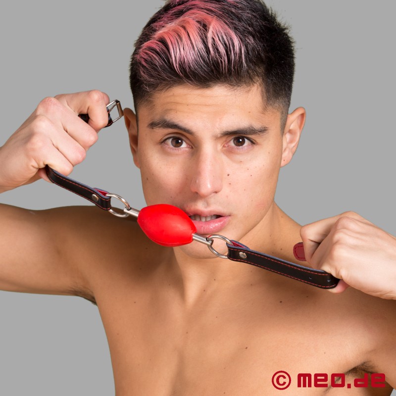 BDSM szorítószáj piros színben - Ovális golyós szájkosár - 3