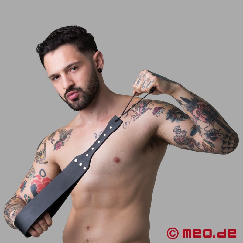 BDSM-Slapper "RavenReign" - Die perfekte Kombination aus Style und Power.