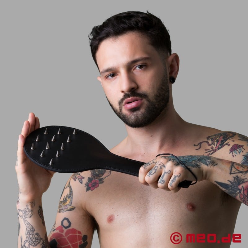 BDSM paddle "SpikeSway" - A nossa preferida para spanking intensivo.