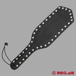 BDSM paddle i pelle med metalnitter