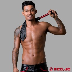 BDSM flogger feito de couro preto/vermelho