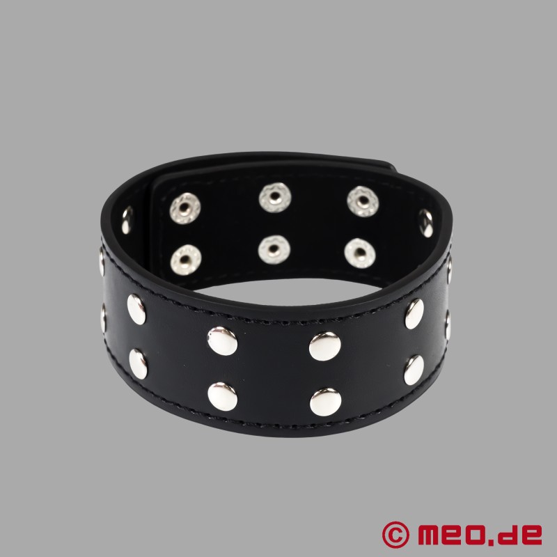 Pulseira de couro com rebites