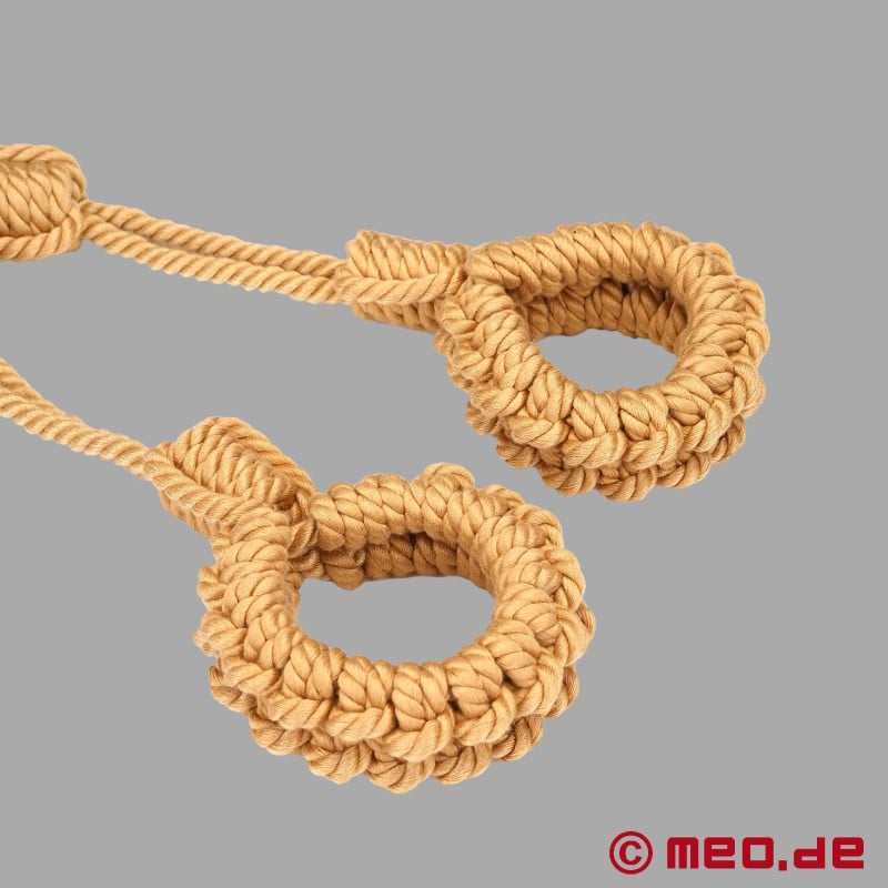 Shibari - cuerda combinada de cuello y esposas