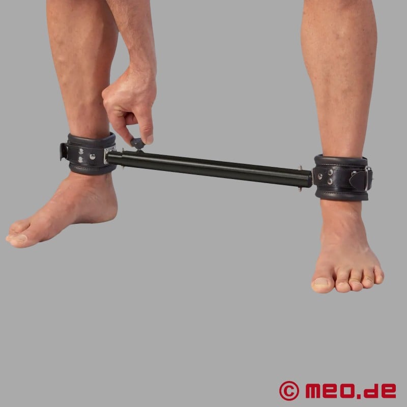 Barra divaricatrice regolabile BDSM con manette in pelle