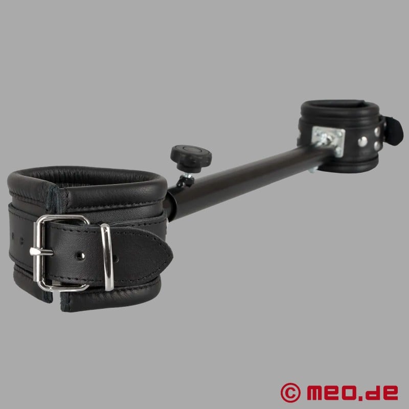 Barra divaricatrice regolabile BDSM con manette in pelle