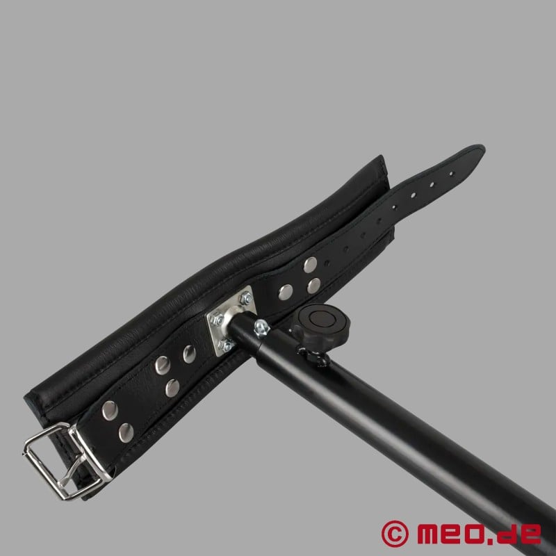 Barra divaricatrice regolabile BDSM con manette in pelle