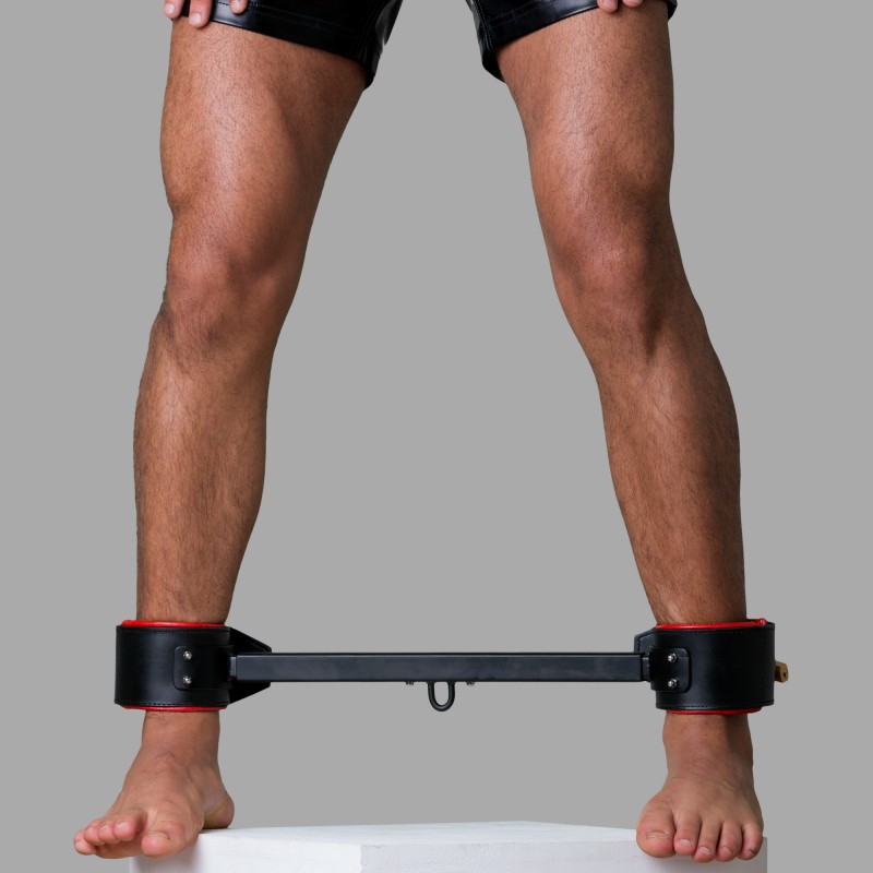 Barra de apoio BDSM com algemas em couro - 1