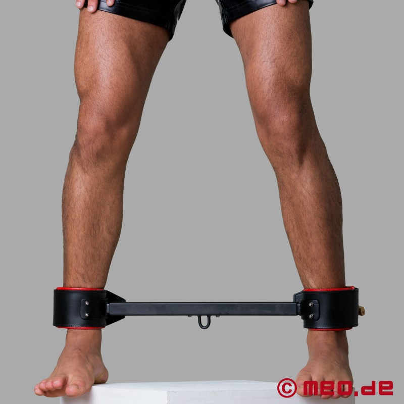 BDSM spreader bar με δερμάτινες χειροπέδες