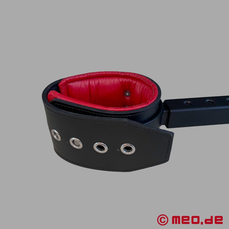 BDSM spreader bar με δερμάτινες χειροπέδες