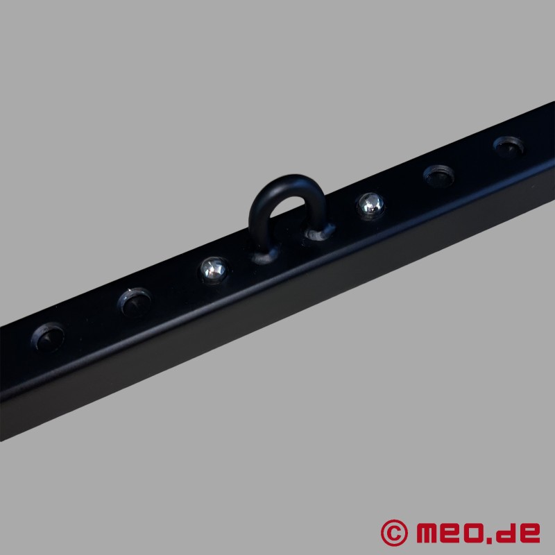 BDSM spreader bar με δερμάτινες χειροπέδες