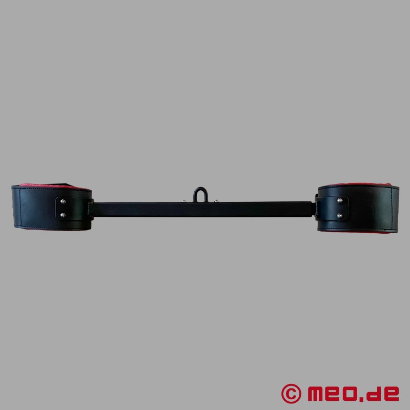 BDSM spreader bar με δερμάτινες χειροπέδες