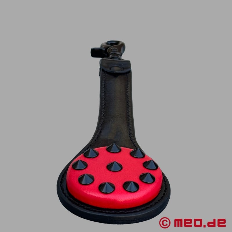 The Claw - Ballbuster paddle con clavos afilados