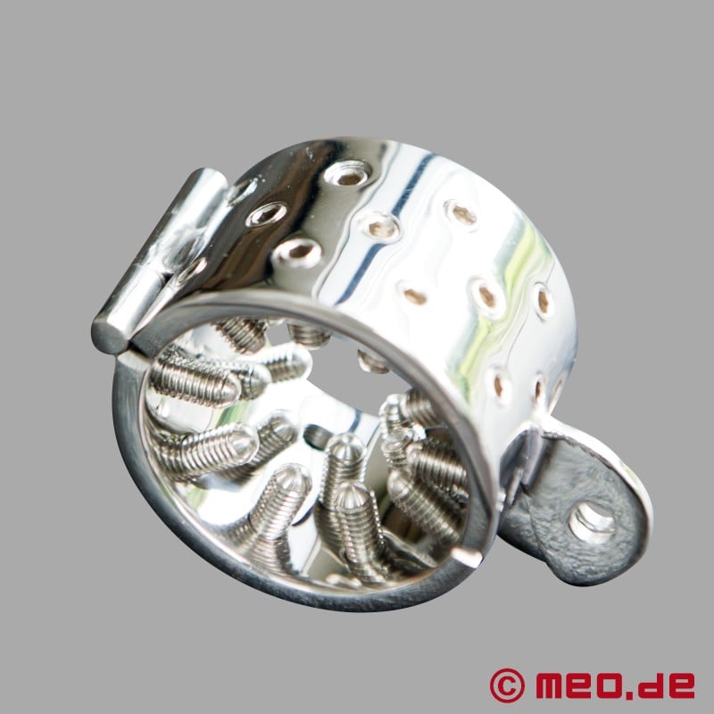 Iron Maiden od Dr. Sado - CBT - Cock Ring a ball stretcher s hrotmi