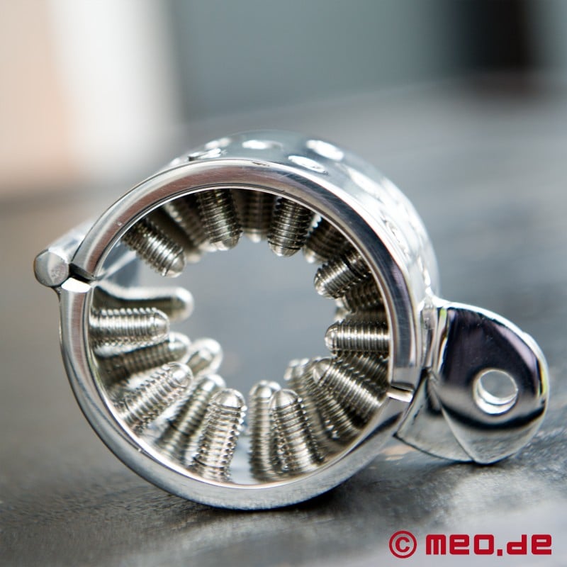 Iron Maiden od Dr. Sado - CBT - Cock Ring a ball stretcher s hrotmi