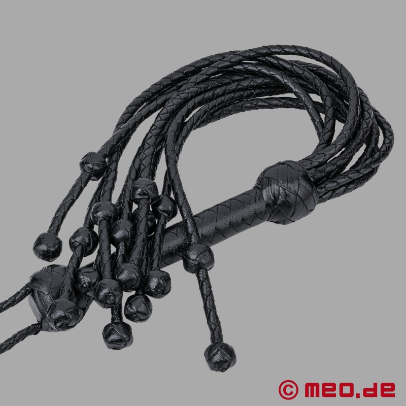 Cat-O' Nine Flogger - bici BDSM cu fire de bici împletite și noduri duble