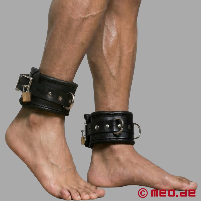 Algemas de tornozelo em couro com fecho e almofadadas - Black Berlin™ collection by MEO® - 2