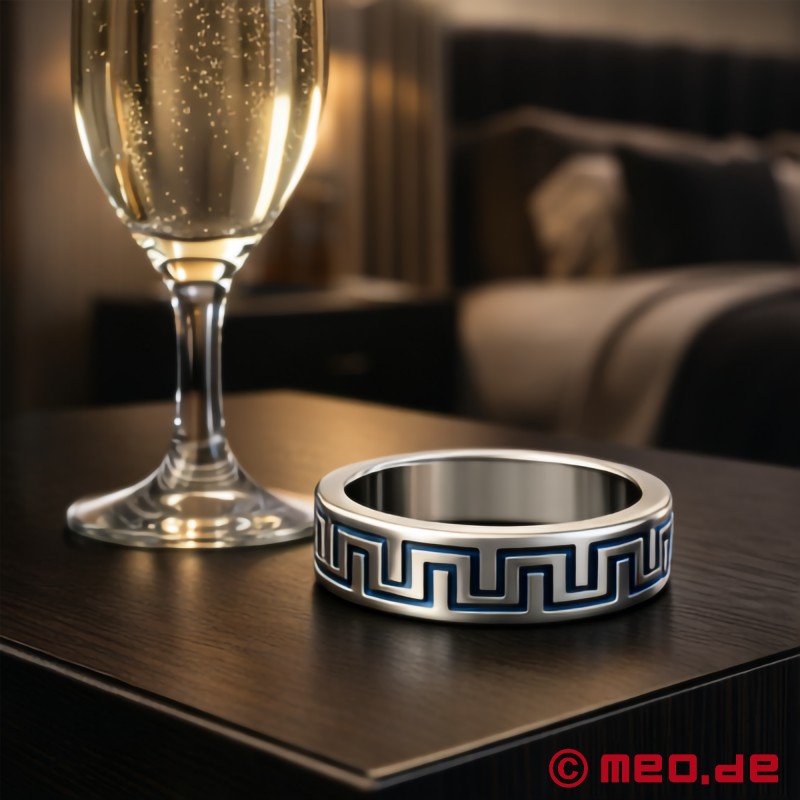 Luxusný Cock Ring so vzorom "La Greca" - striebornej farby s modrou intarziou - 5