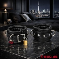 Abschließbare, gepolsterte Handfesseln aus Leder - Black Berlin™ Kollektion von MEO® - Thumbnail