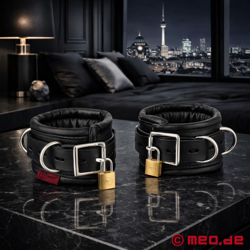 Algemas de tornozelo em couro com fecho e almofadadas - Black Berlin™ collection by MEO® - 1