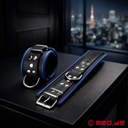 Menottes en cuir Distinct™ rembourrées, noires et bleues, de MEO® - Thumbnail