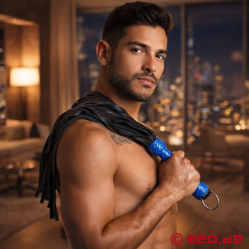 HurtMe™ BlueVenom™ by MEO® - БДСМ-флоггер из синей и черной кожи - 2
