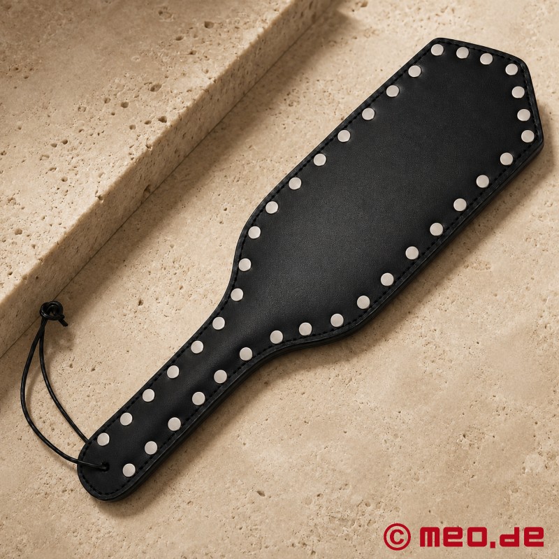 Spanking paddle de cuero BDSM con tachuelas metálicas - 2
