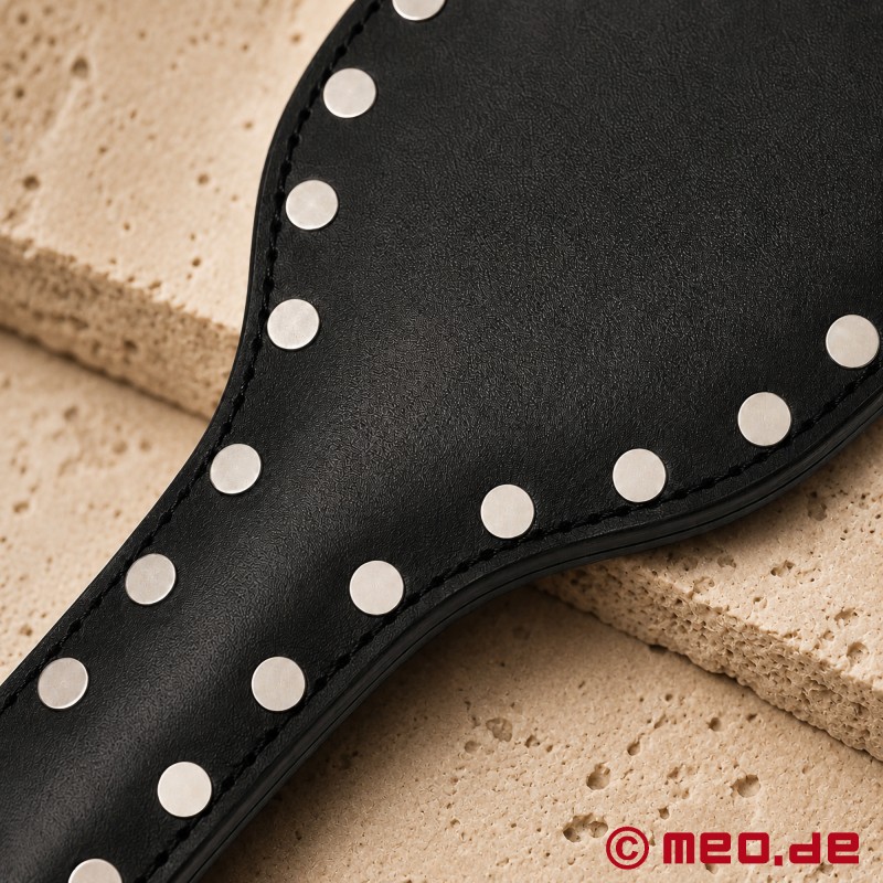 Spanking paddle de cuero BDSM con tachuelas metálicas - 4